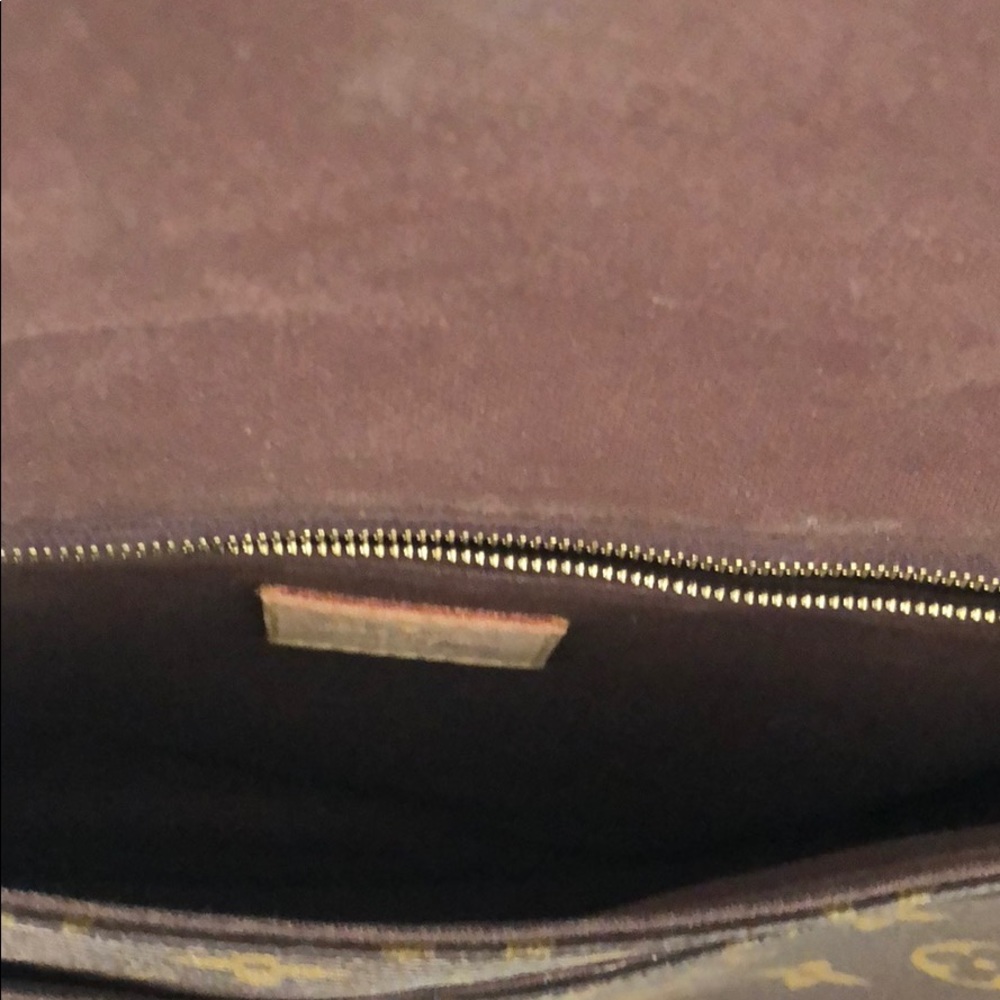 Luis Vuitton cross body - Picture 2 of 5